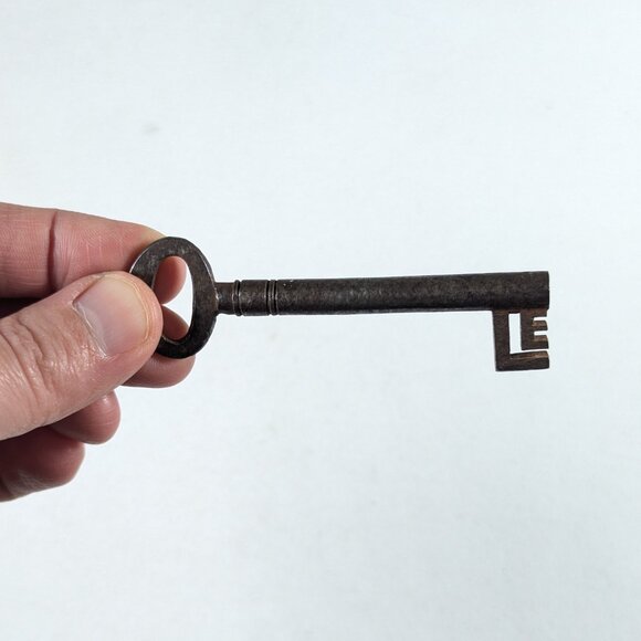Antique skeleton Key pendant LE, home decor, vintage latch key - Picture 5 of 9